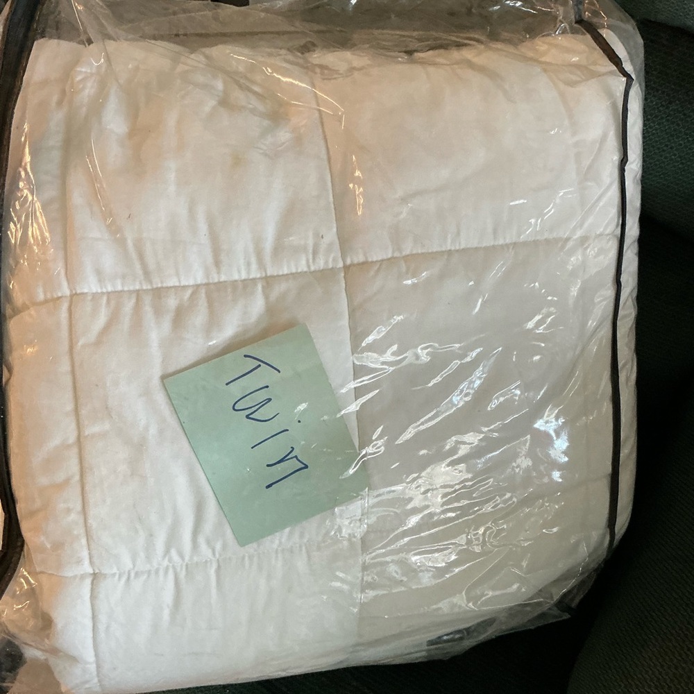 Twin comforter